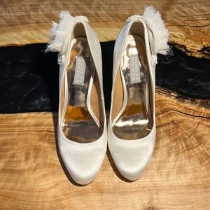 Badgley Mischka White Satin w/ Sheer Overlay & Flower detail Pumps.  Sz 8.5